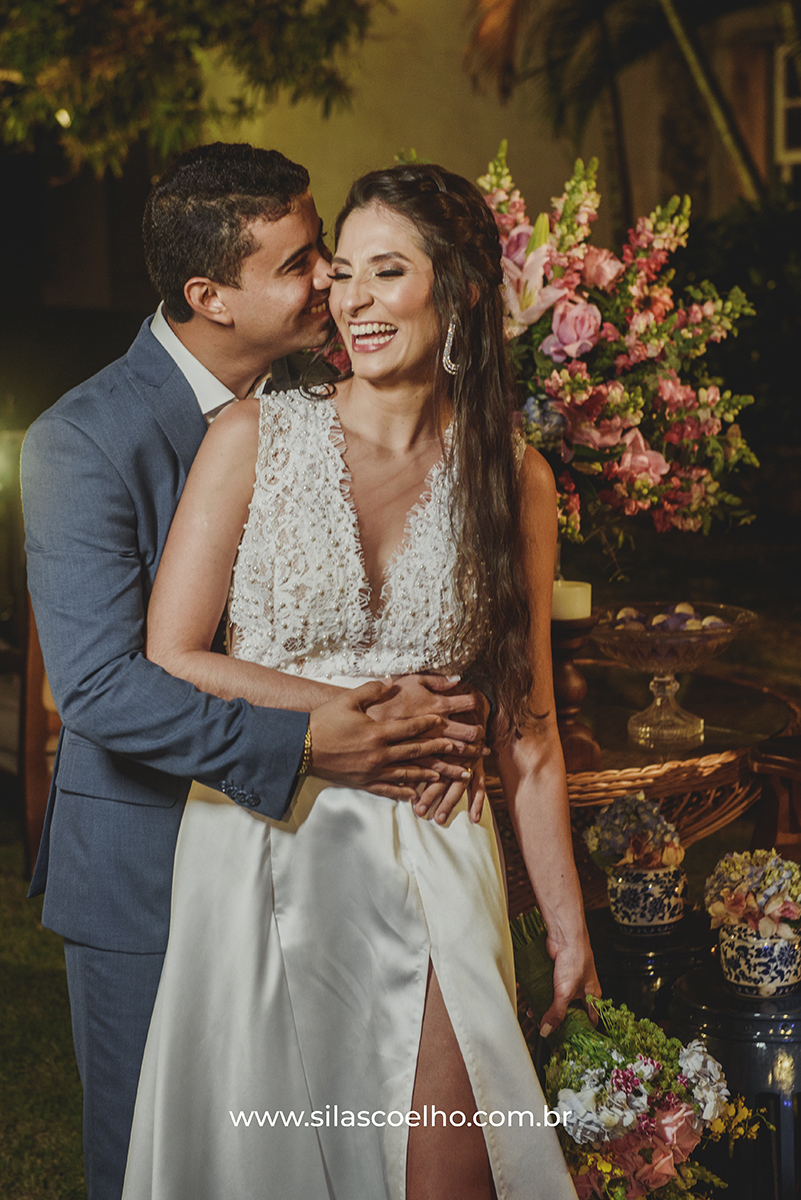 Noiva entrando no casamento na Praia em Costa do Sauípe Bahia no pôr do sol, com pé na areia