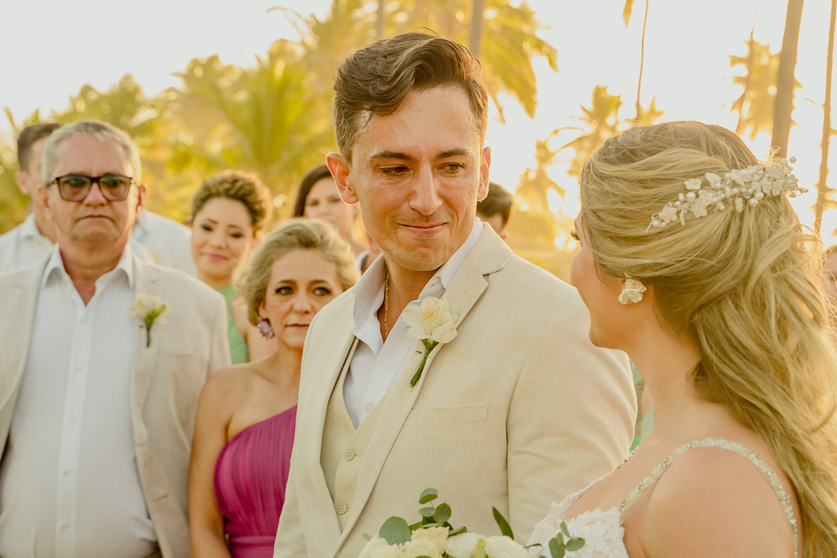 Casamento no Grand Palladium Imbassaí Resort & SPA, no pôr do sol, na praia e com pé na areia
