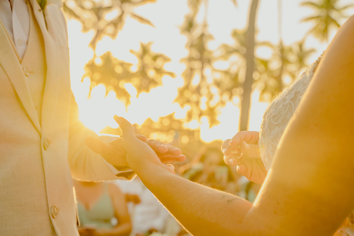 Casamento no Grand Palladium Imbassaí Resort & SPA, no pôr do sol, na praia e com pé na areia