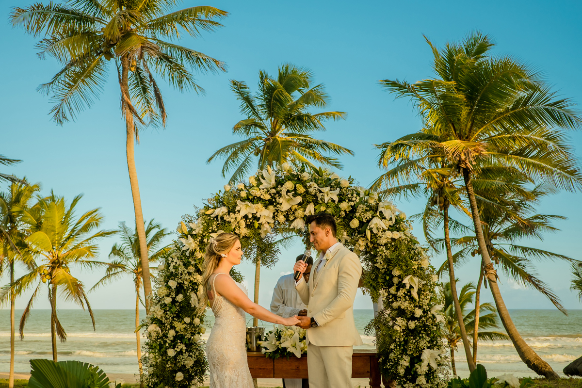 Casamento no Grand Palladium Imbassaí Resort & SPA, no pôr do sol, na praia e com pé na areia
