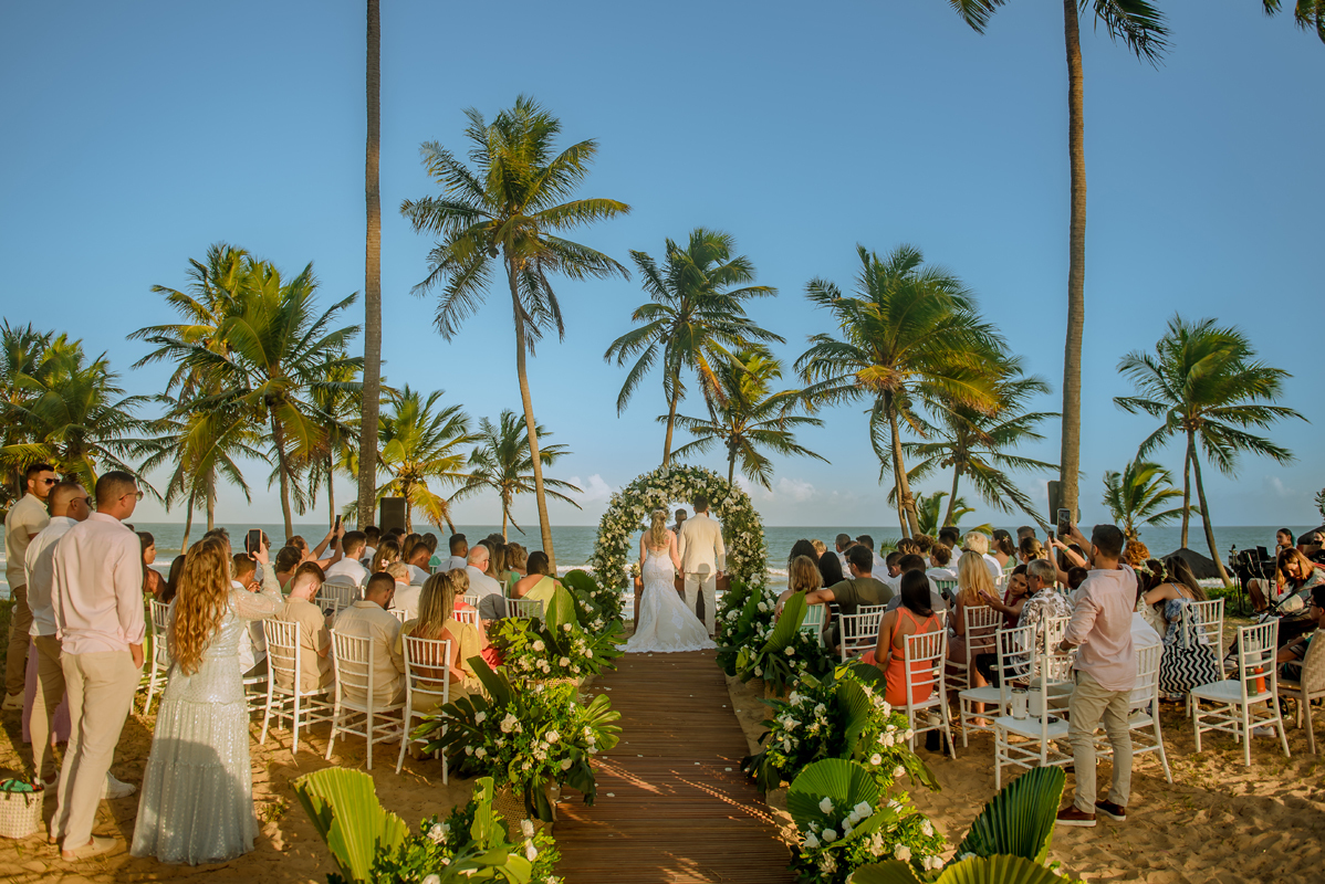Casamento no Grand Palladium Imbassaí Resort & SPA, no pôr do sol, na praia e com pé na areia