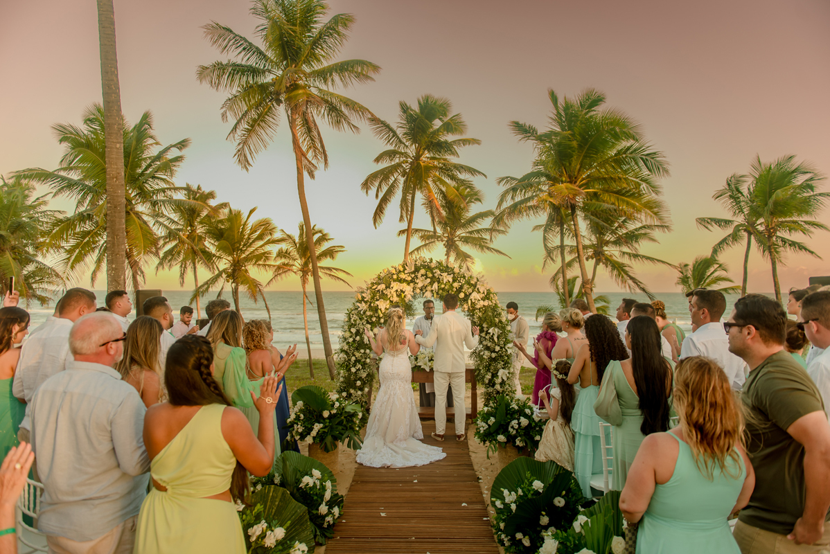 Casamento no Grand Palladium Imbassaí Resort & SPA, no pôr do sol, na praia e com pé na areia