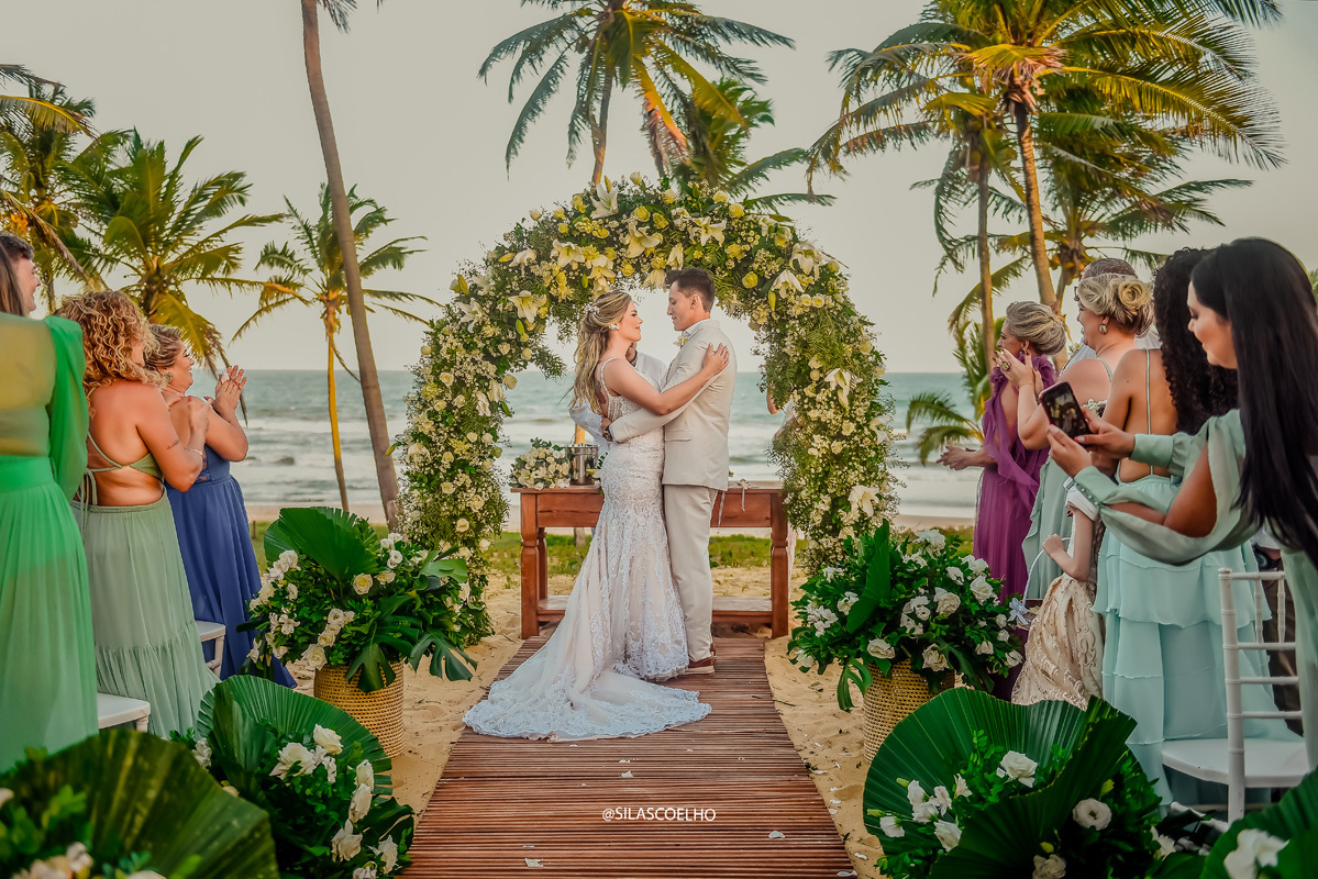 Casamento no Grand Palladium Imbassaí Resort & SPA, no pôr do sol, na praia e com pé na areia