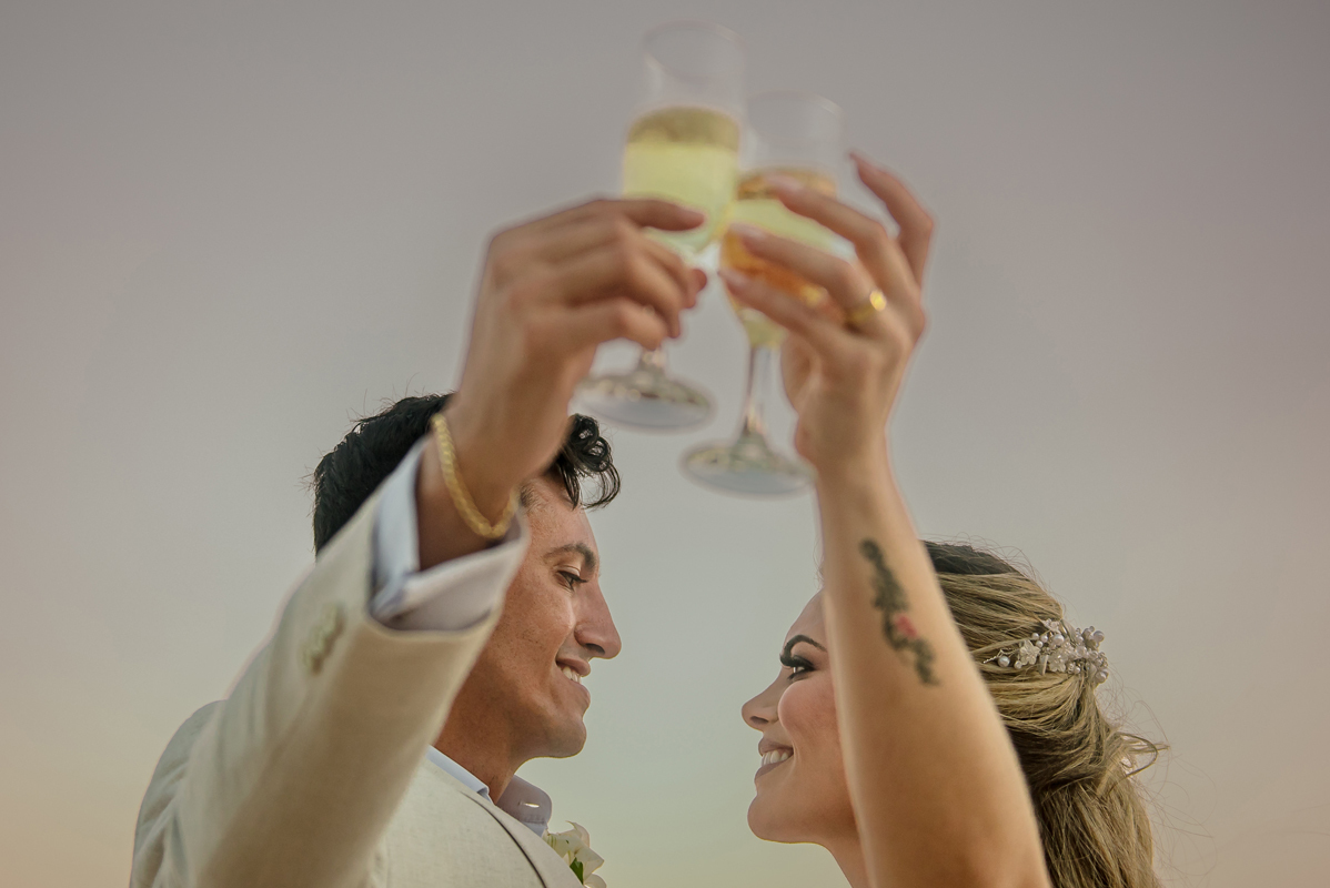 Brinde no casamento no Grand Palladium Imbassaí Resort & SPA, no pôr do sol, na praia e com pé na areia