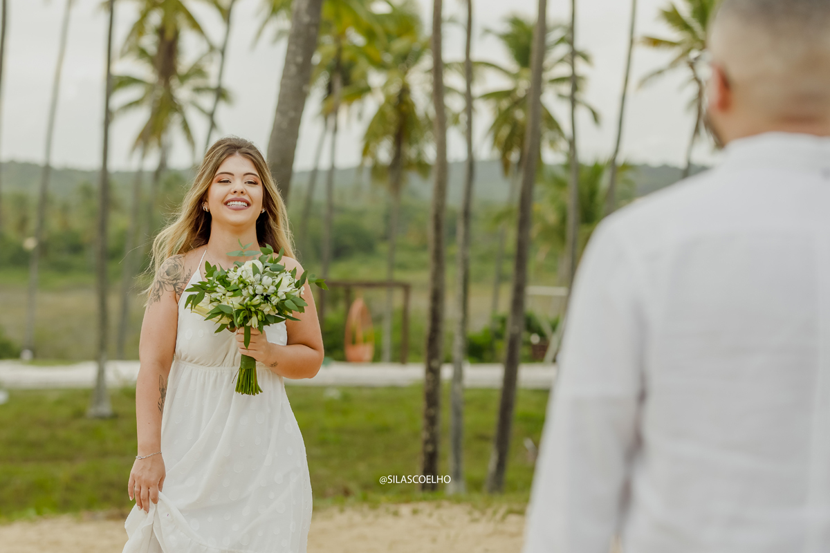 noiva encontrando o noivo, com buquê para casamento na praia, na bahia, no por do sol, no resort, com pé na areia
