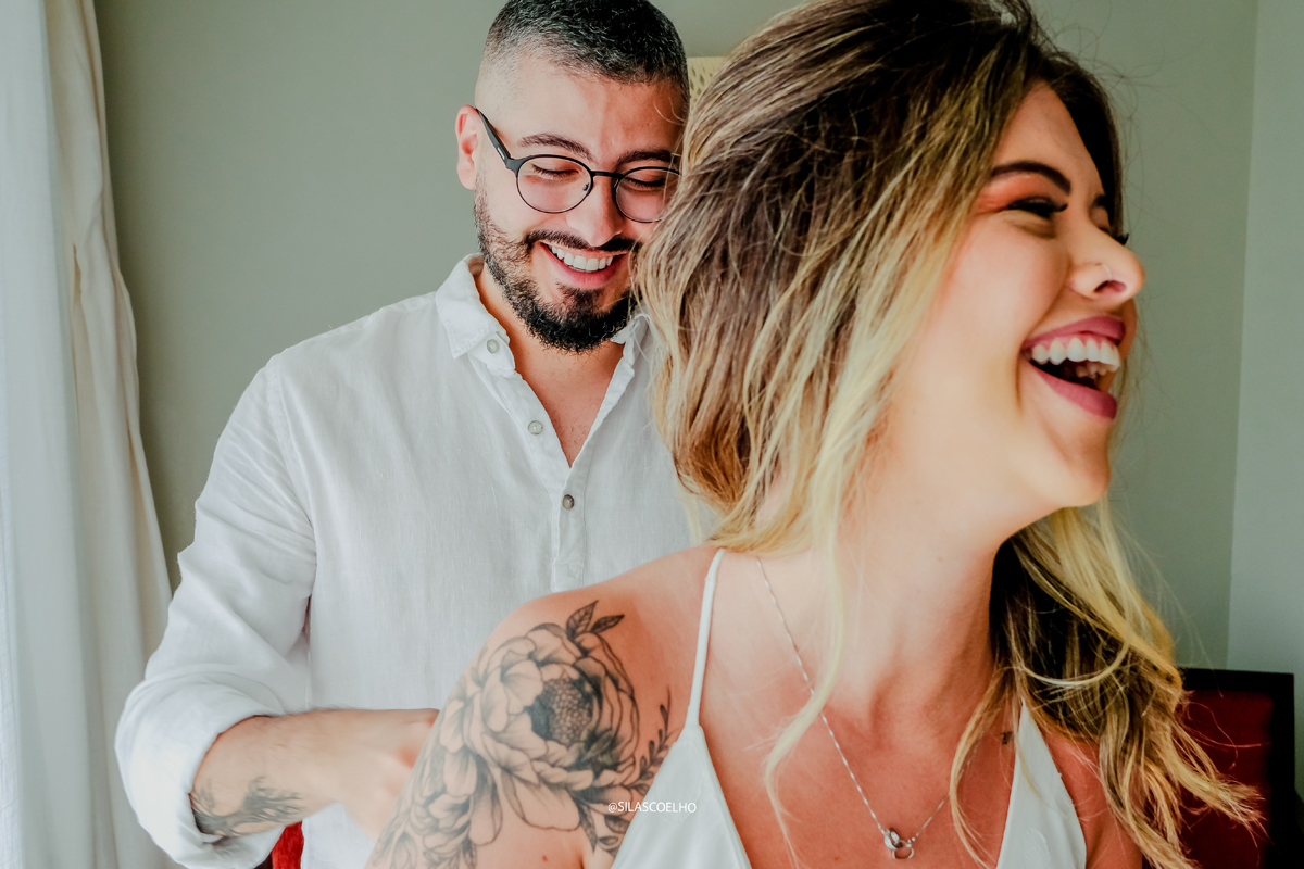 noivos se arrumando juntos para casamento na praia, na bahia, no por do sol