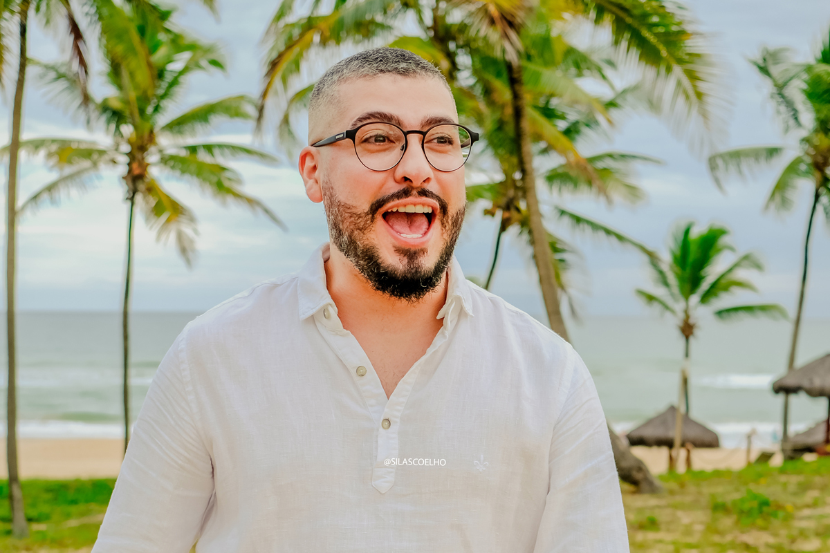 reação do noivo encontrando ao ver a noiva, com buquê no casamento na praia, na bahia, no por do sol, no resort, com pé na areia