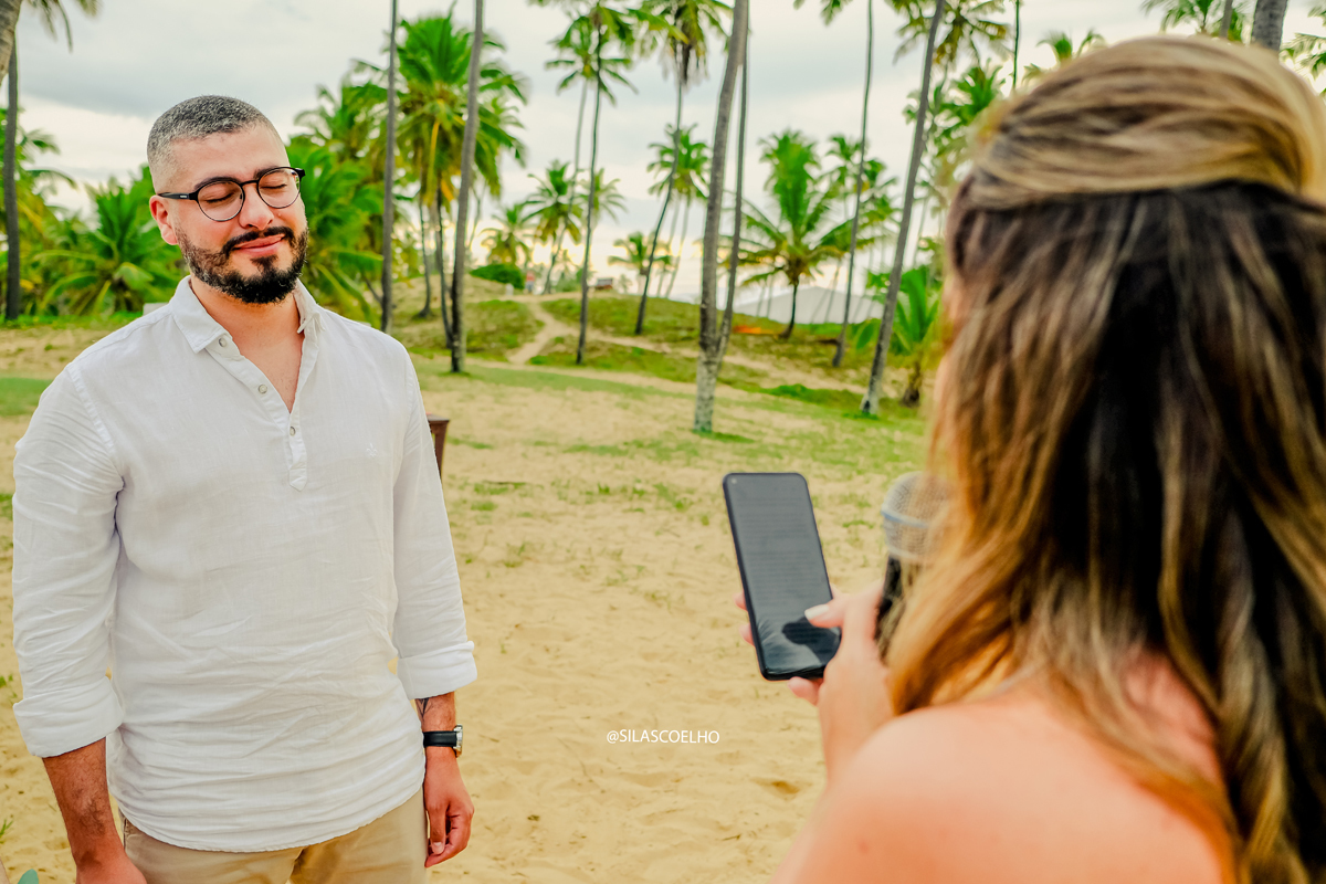noivo chorando ao ouvir votos da noiva  no casamento na praia, na bahia, no por do sol, no resort, com pé na areia
