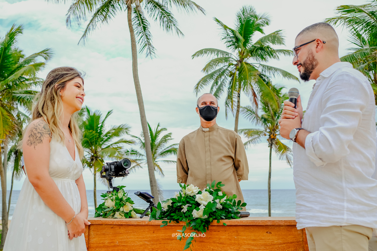 reação dos noivos no casamento na praia, na bahia, no por do sol, no resort, com pé na areia