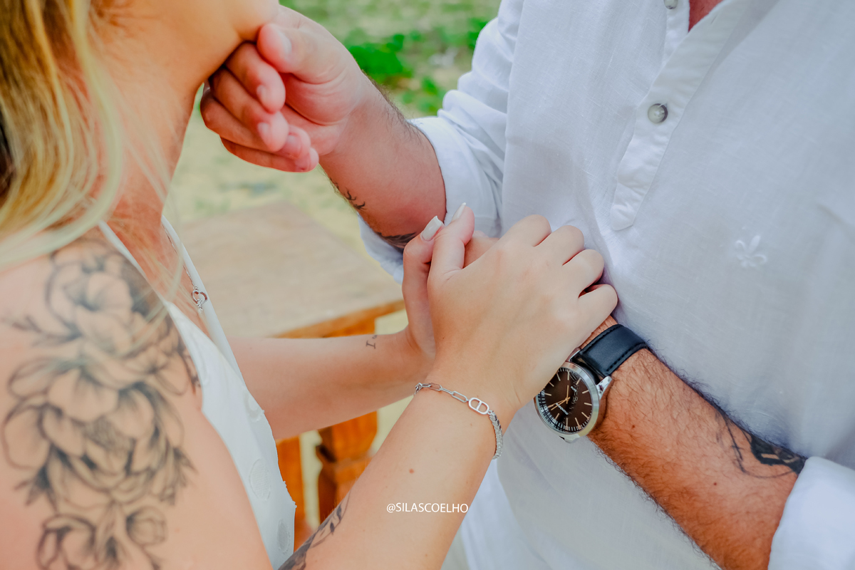 reação dos noivos no casamento na praia, na bahia, no por do sol, no resort, com pé na areia