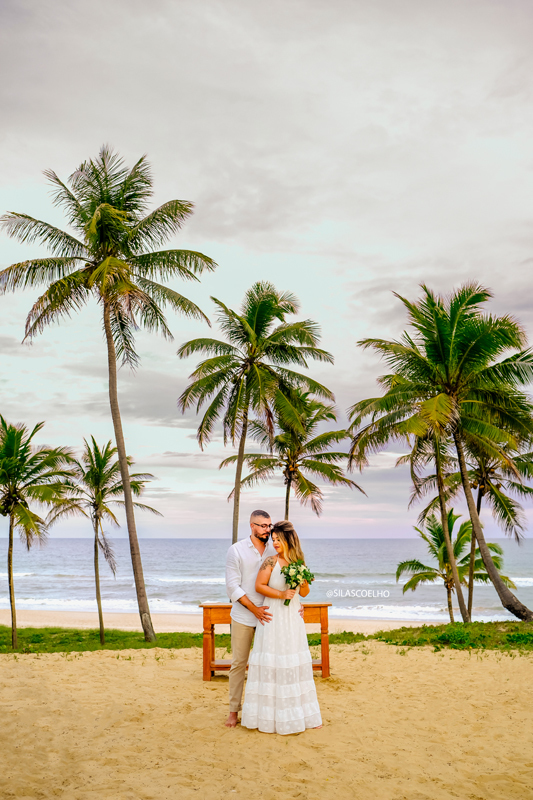 sessão de fotos pós casamento na praia, na bahia, no por do sol, no resort, com pé na areia