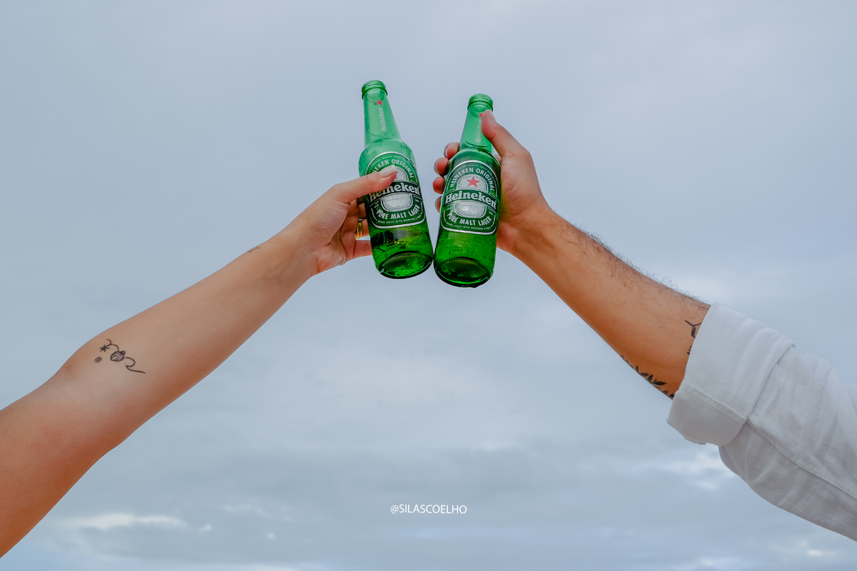 sessão de fotos pós casamento na praia, na bahia, no por do sol, no resort, com pé na areia