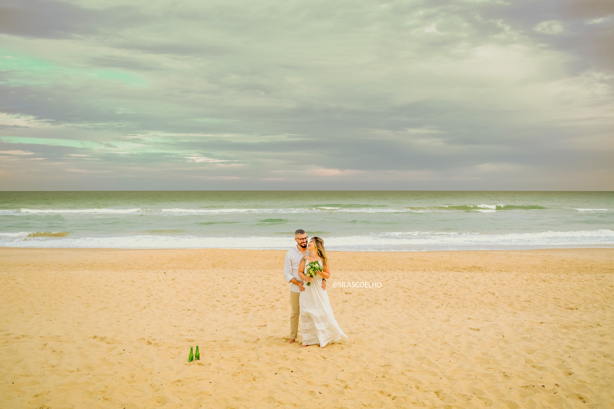 sessão de fotos pós casamento na praia, na bahia, no por do sol, no resort, com pé na areia