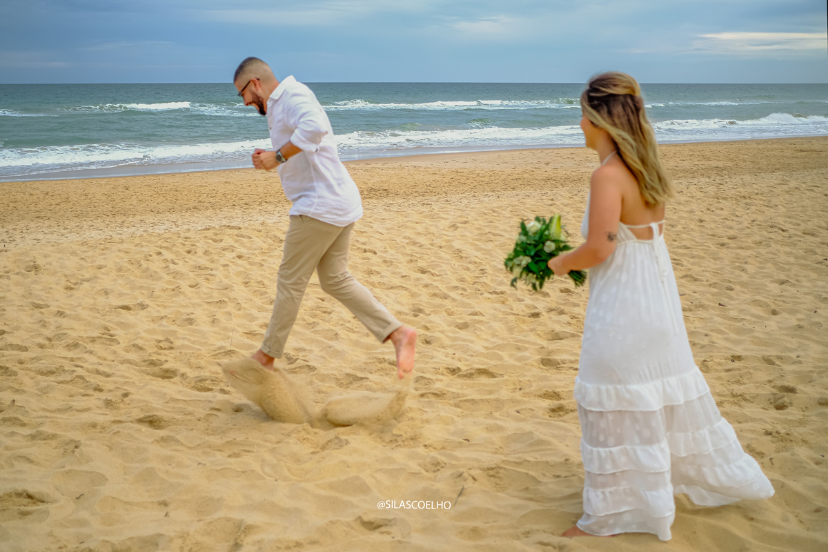 sessão de fotos pós casamento na praia, na bahia, no por do sol, no resort, com pé na areia
