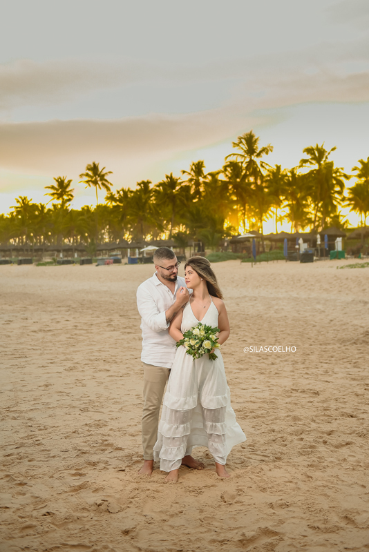 sessão de fotos pós casamento na praia, na bahia, no por do sol, no resort, com pé na areia