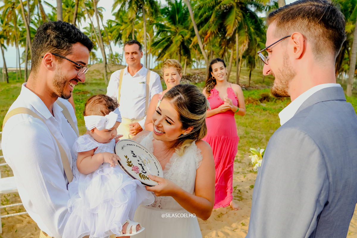 foto da entrada das alianças de casamento na praia, destination wedding na bahia no grand palladium imbassaí resort & SPA na Bahia