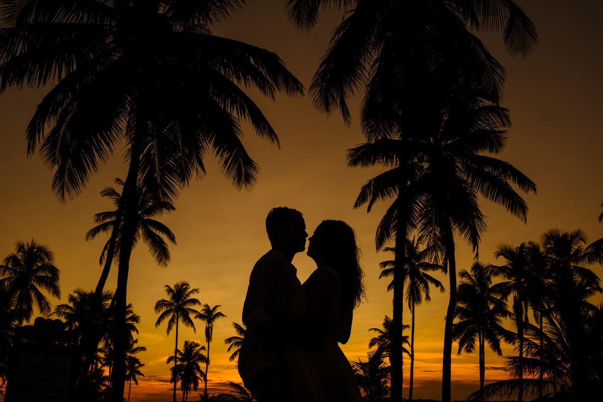 ensaio de pre casamento no grand palladium imbassai resort & spa na Bahia na praia no por do sol