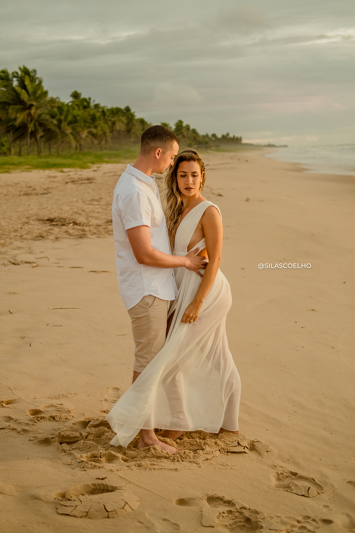 fotos de pré casamento na praia no nascer do sol no grand palladium imbassaí em salvador na bahia