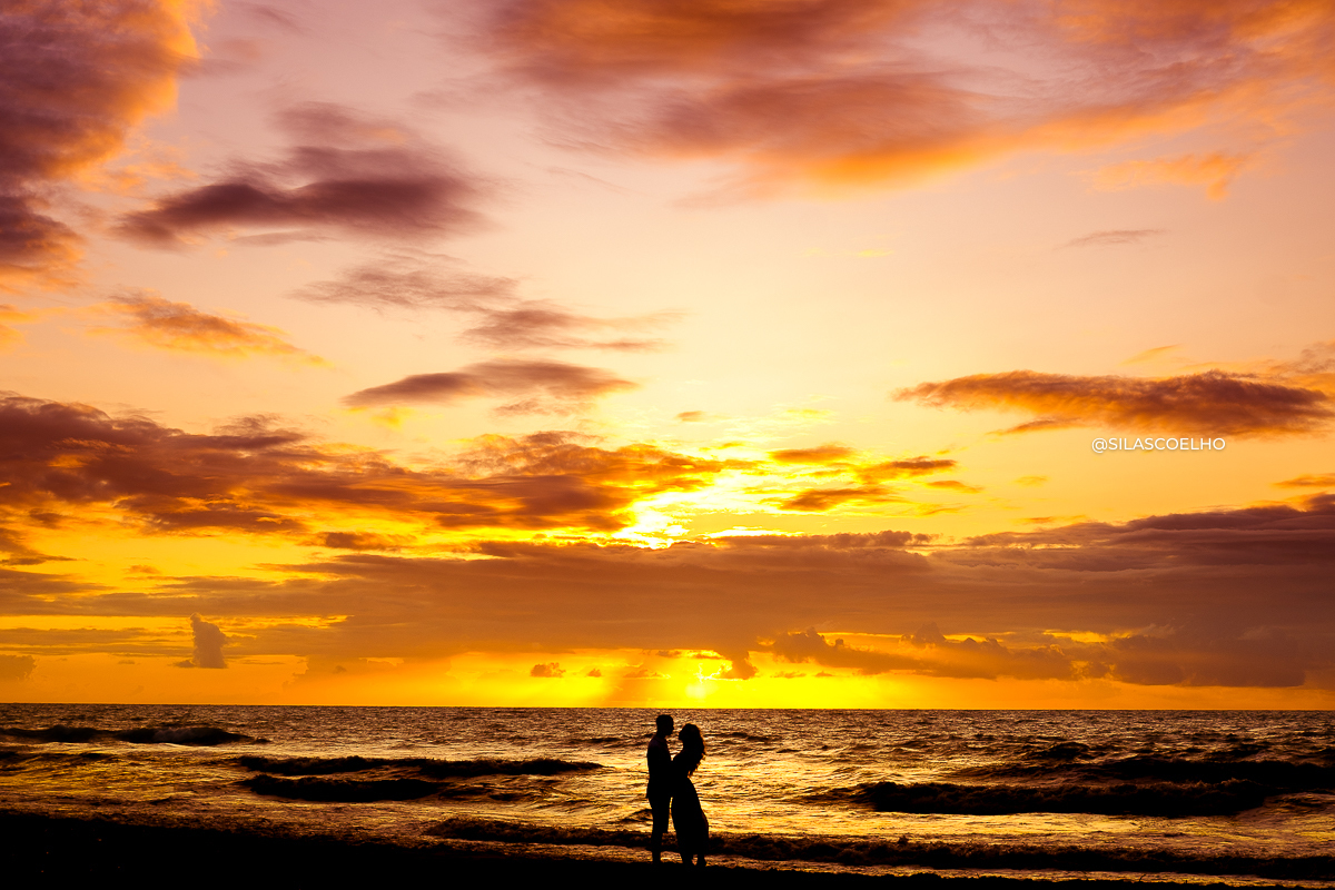 fotos de pré casamento na praia no nascer do sol no grand palladium imbassaí em salvador na bahia