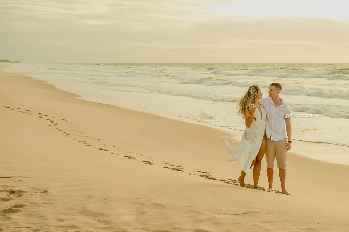 fotos de pré casamento na praia no nascer do sol no grand palladium imbassaí em salvador na bahia