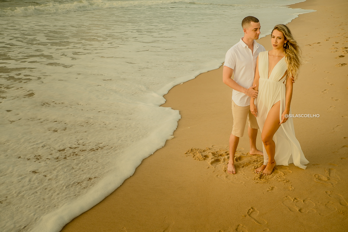 fotos de pré casamento na praia no nascer do sol no grand palladium imbassaí em salvador na bahia