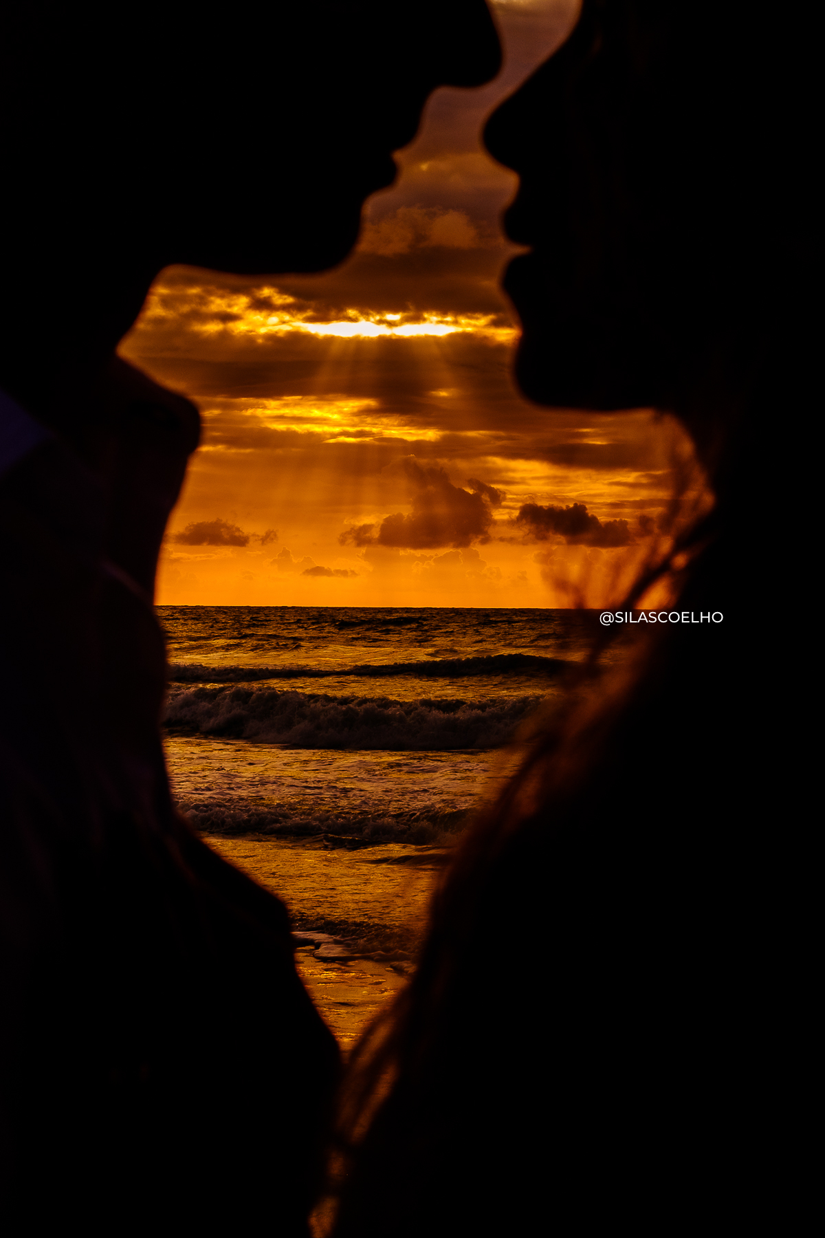fotos de pré casamento na praia no nascer do sol no grand palladium imbassaí em salvador na bahia