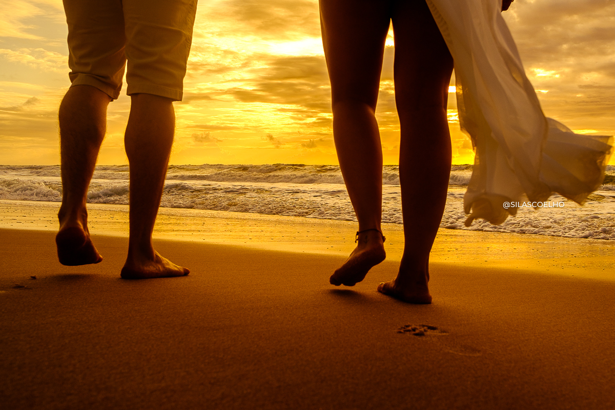 fotos de pré casamento na praia no nascer do sol no grand palladium imbassaí em salvador na bahia