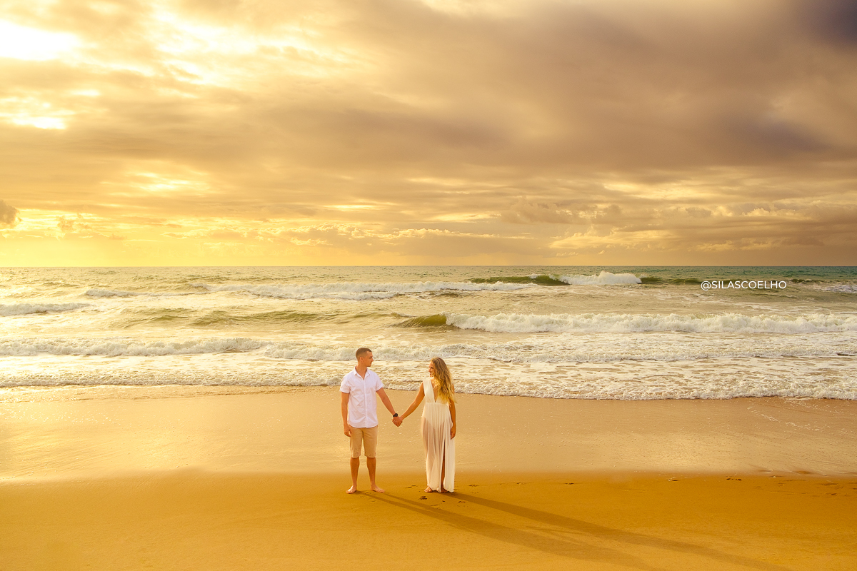 fotos de pré casamento na praia no nascer do sol no grand palladium imbassaí em salvador na bahia