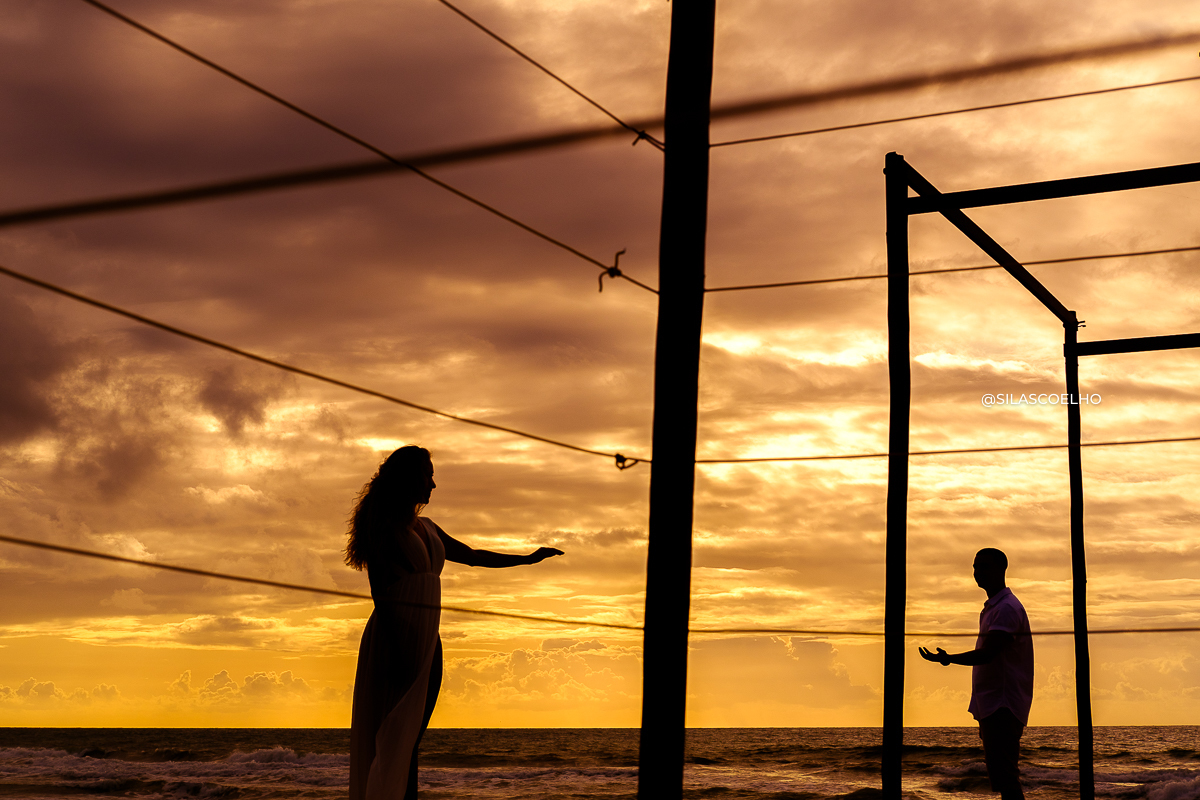 fotos de pré casamento na praia no nascer do sol no grand palladium imbassaí em salvador na bahia