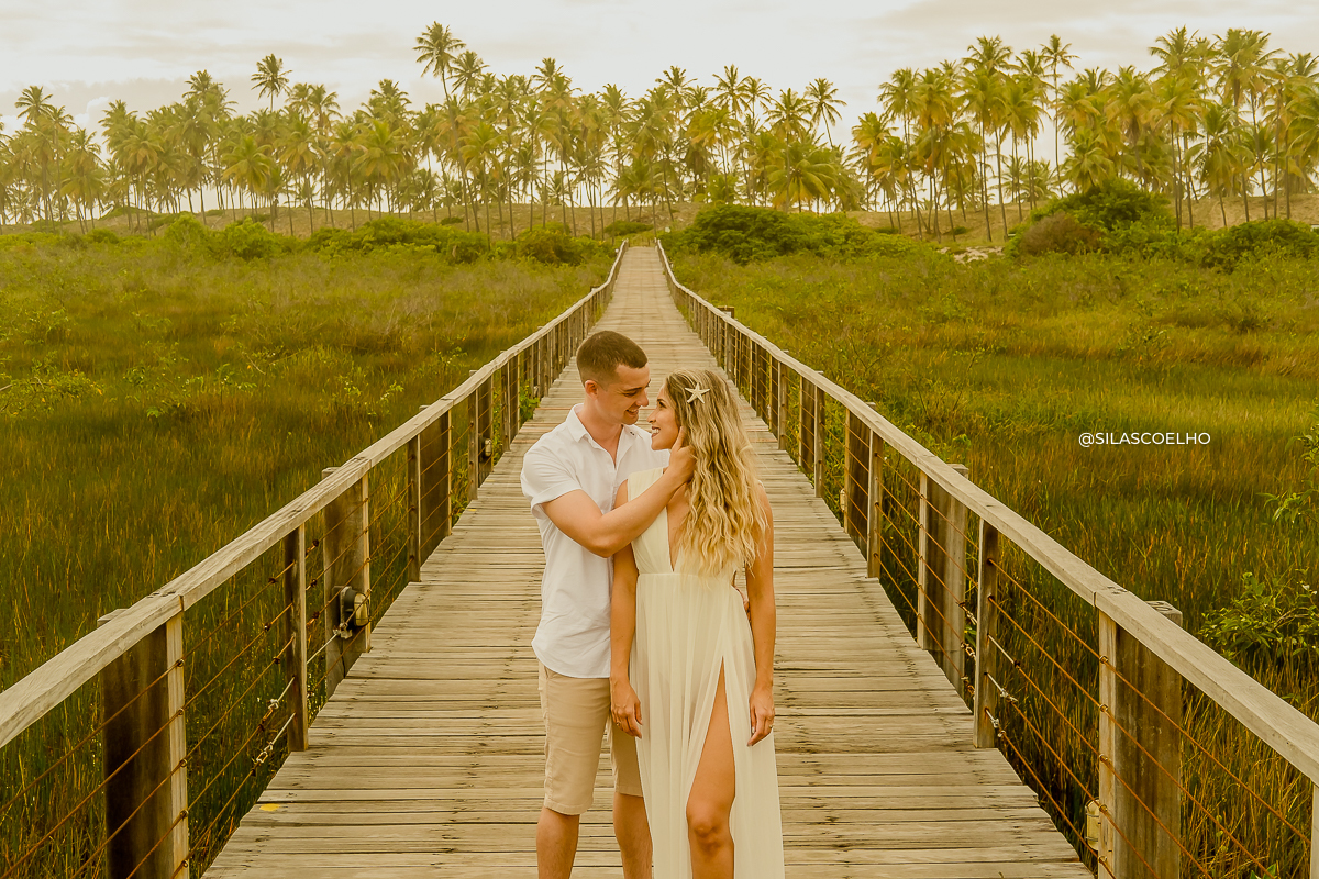 fotos de pré casamento na praia no nascer do sol no grand palladium imbassaí em salvador na bahia