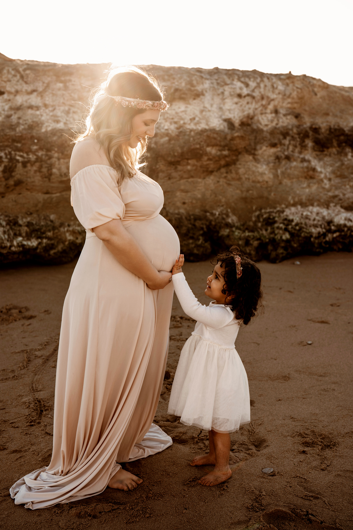 mãe grávida com filha de 2 anos Oeiras 