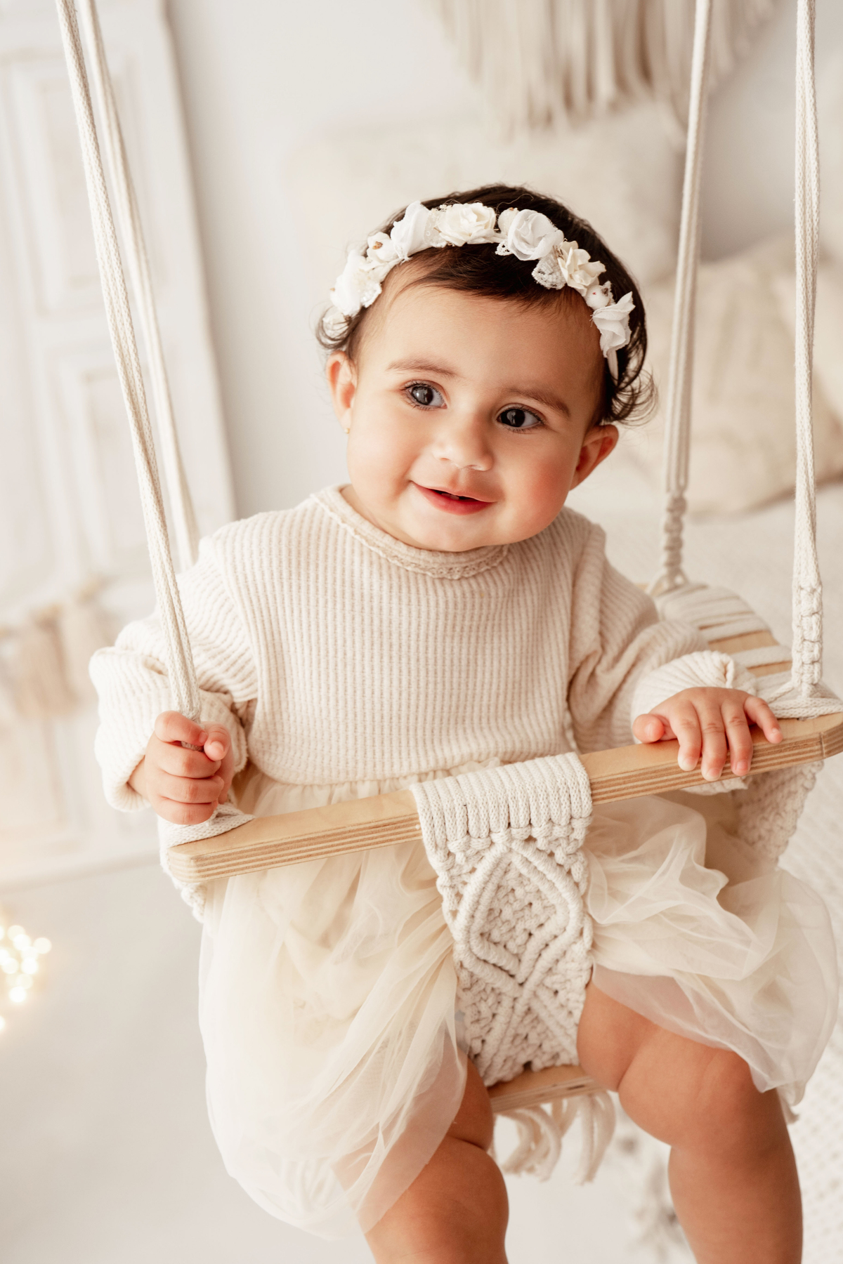 Bebé de 1 ano em baloiço durante sessão fotográfica em Lisboa