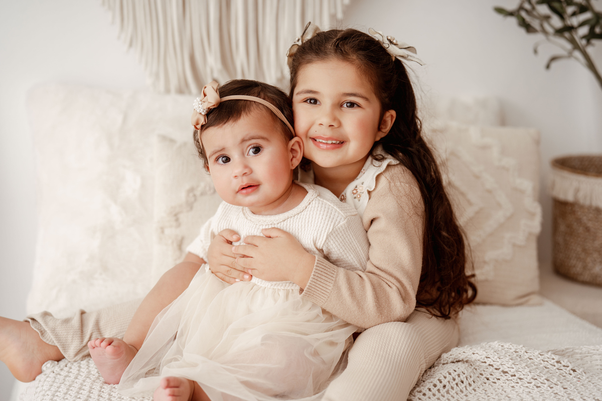 Bebé de 1 ano com irmã em sessão fotográfica em estúdio em Lisboa
