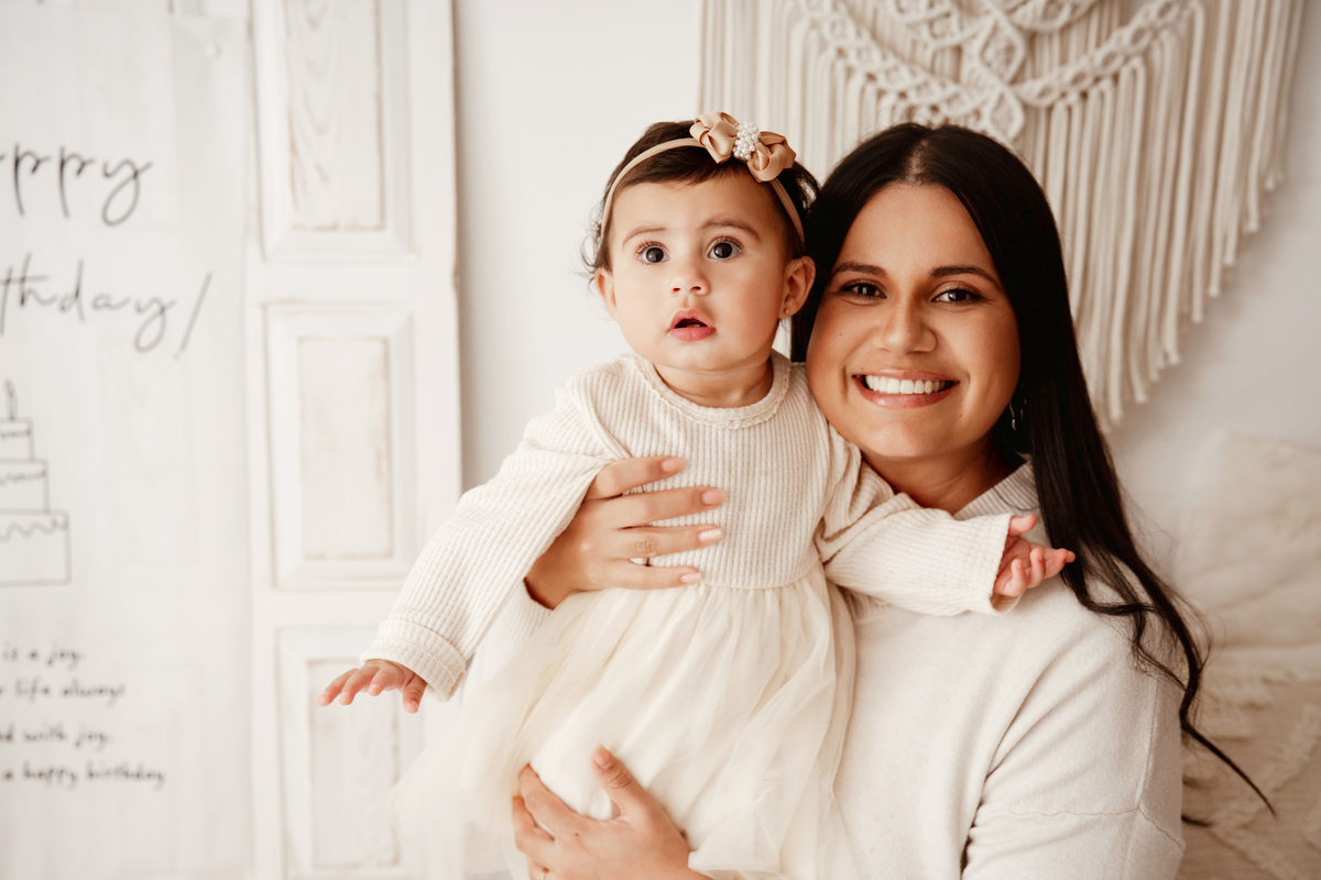 Mãe com bebé de 1 ano em sessão fotográfica em estúdio