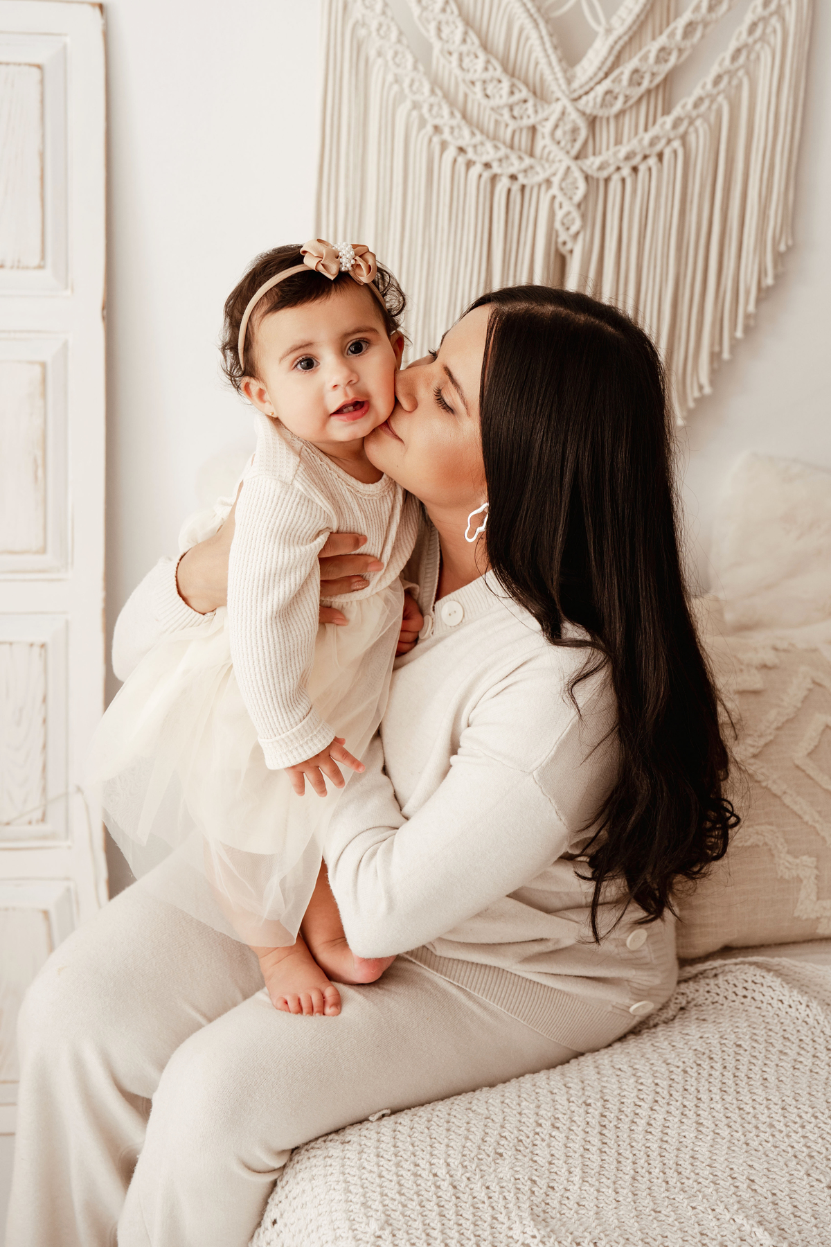 Fotografia de mãe e bebé com luz natural e tons suaves