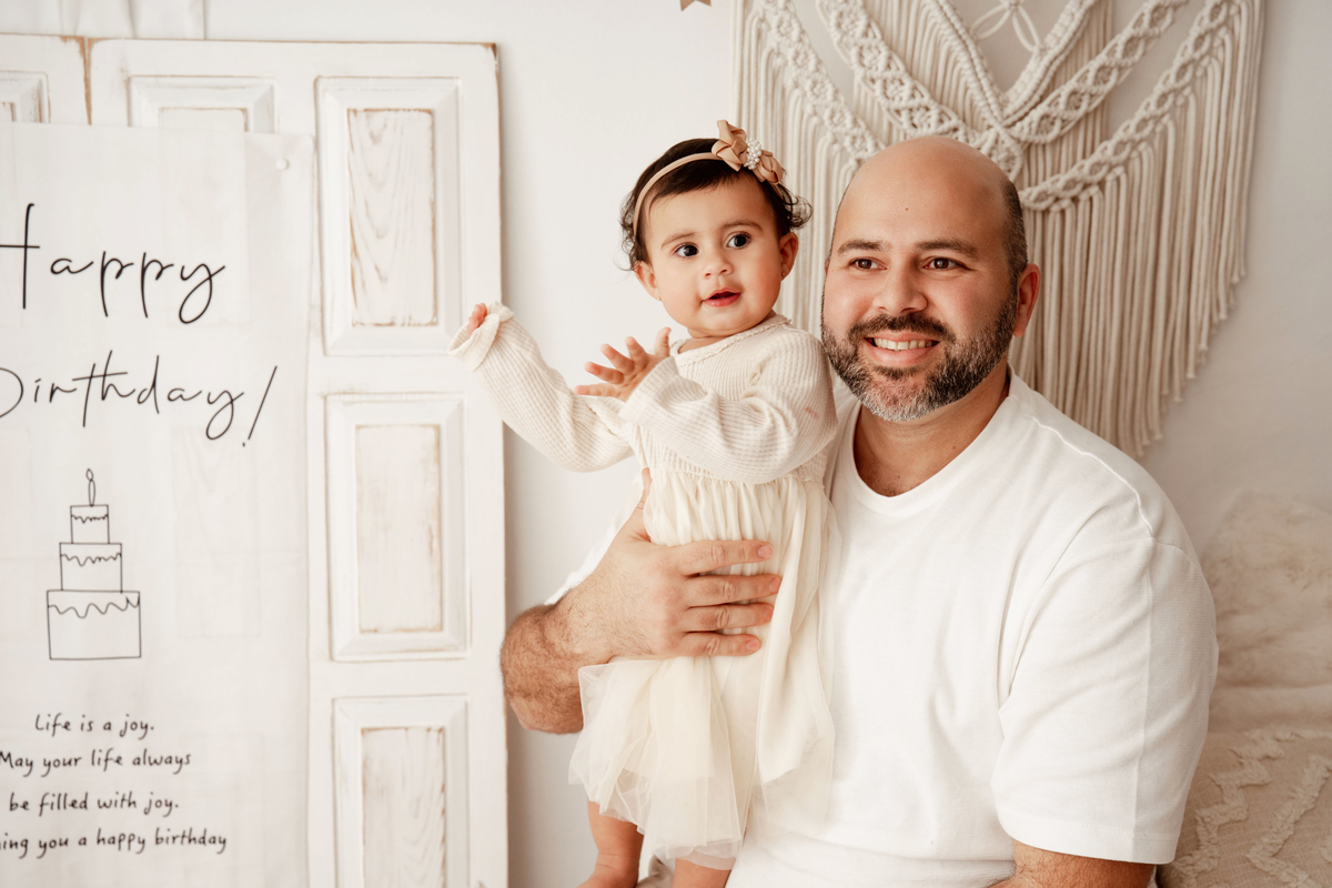 Pai com bebé de 1 ano em sessão fotográfica em Lisboa