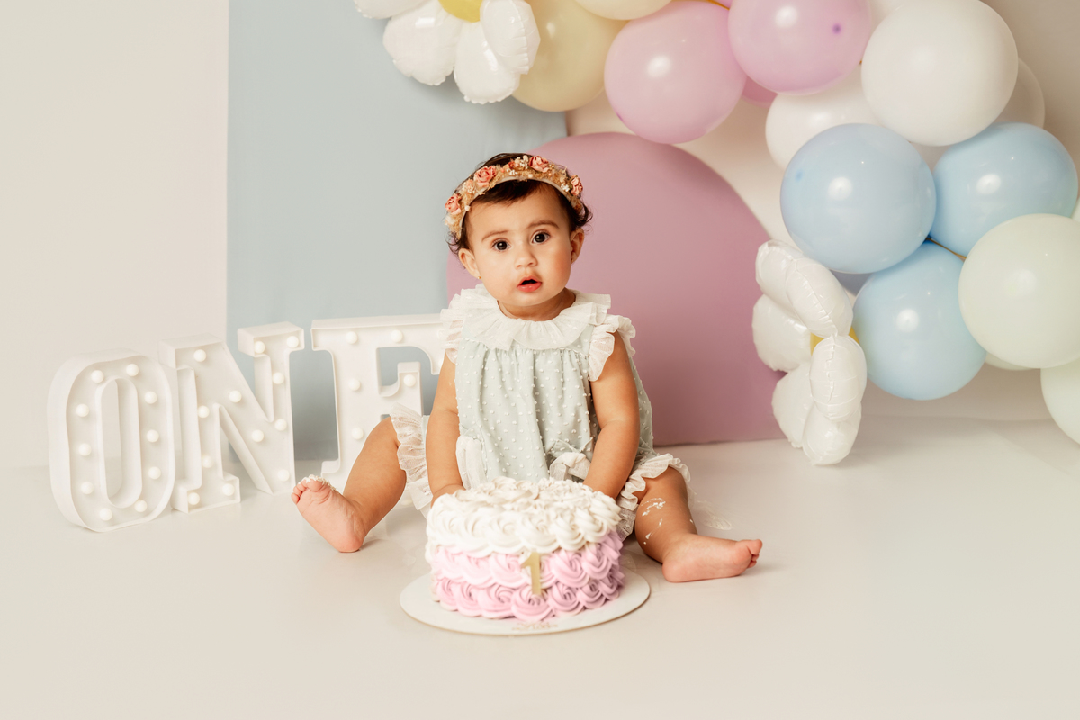 Sessão cake smash bebé 1 ano com bolo em estúdio em Lisboa