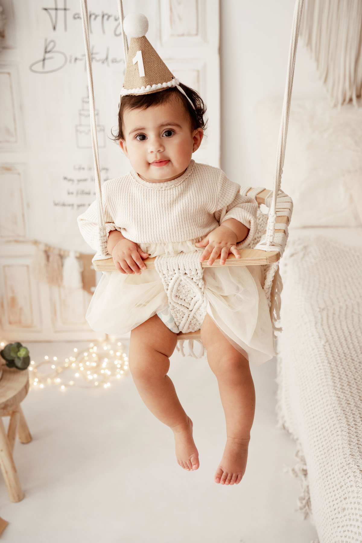 Bebé de 1 ano em baloiço durante sessão fotográfica em Lisboa