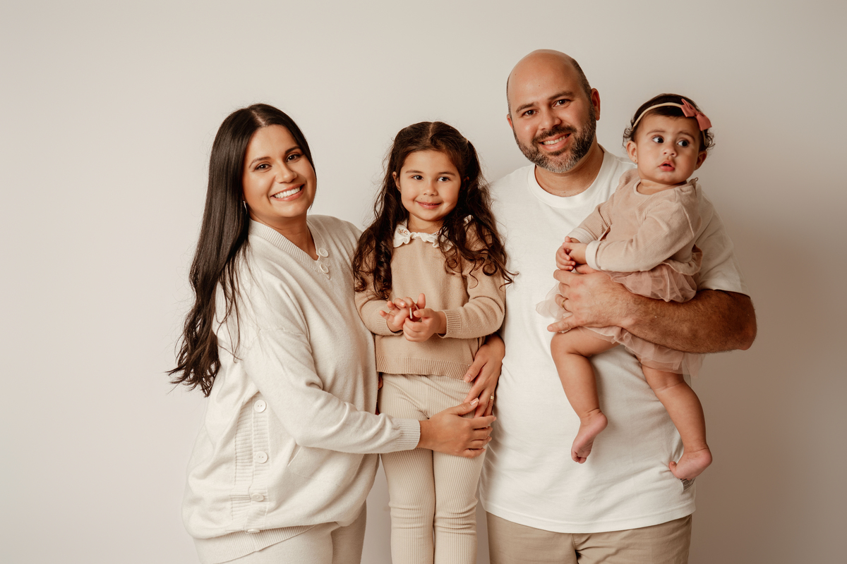 Fotografia de pais com bebé durante sessão de aniversário