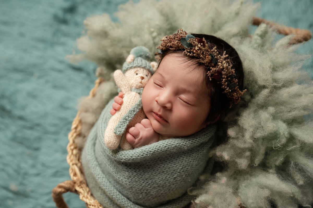 Sessão recém-nascido em Lisboa com tons naturais e delicados. Fotografia de bebé em estúdio com styling orgânico.