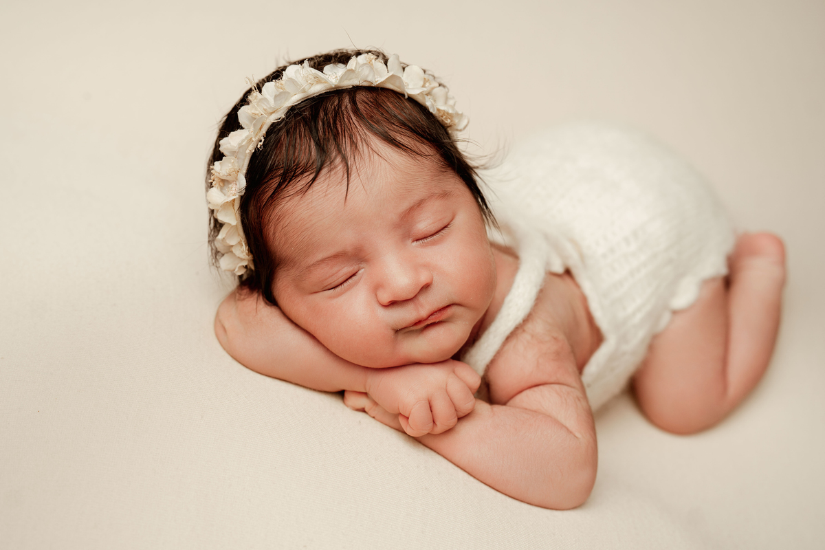 Sessão newborn em Lisboa com luz suave e estilo minimalista.