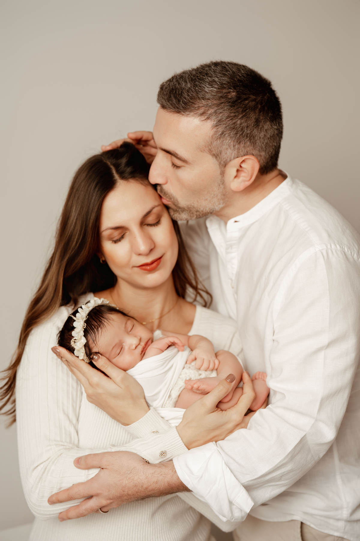 Fotografia de família com recém-nascido em Lisboa. Registo natural e intemporal.