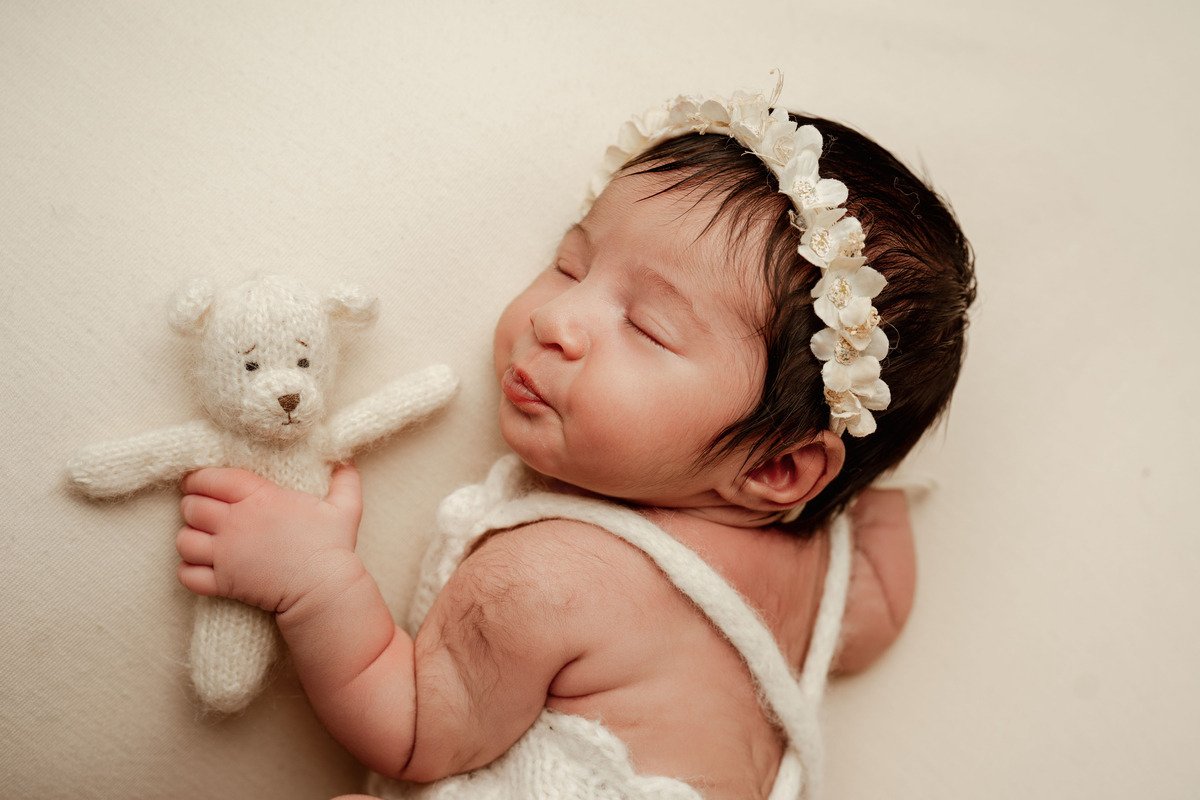 Sessão de bebé em Lisboa com detalhes delicados e acessórios suaves.