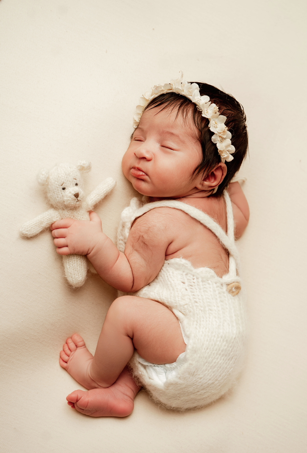 Sessão de bebé em Lisboa com detalhes delicados e acessórios suaves.