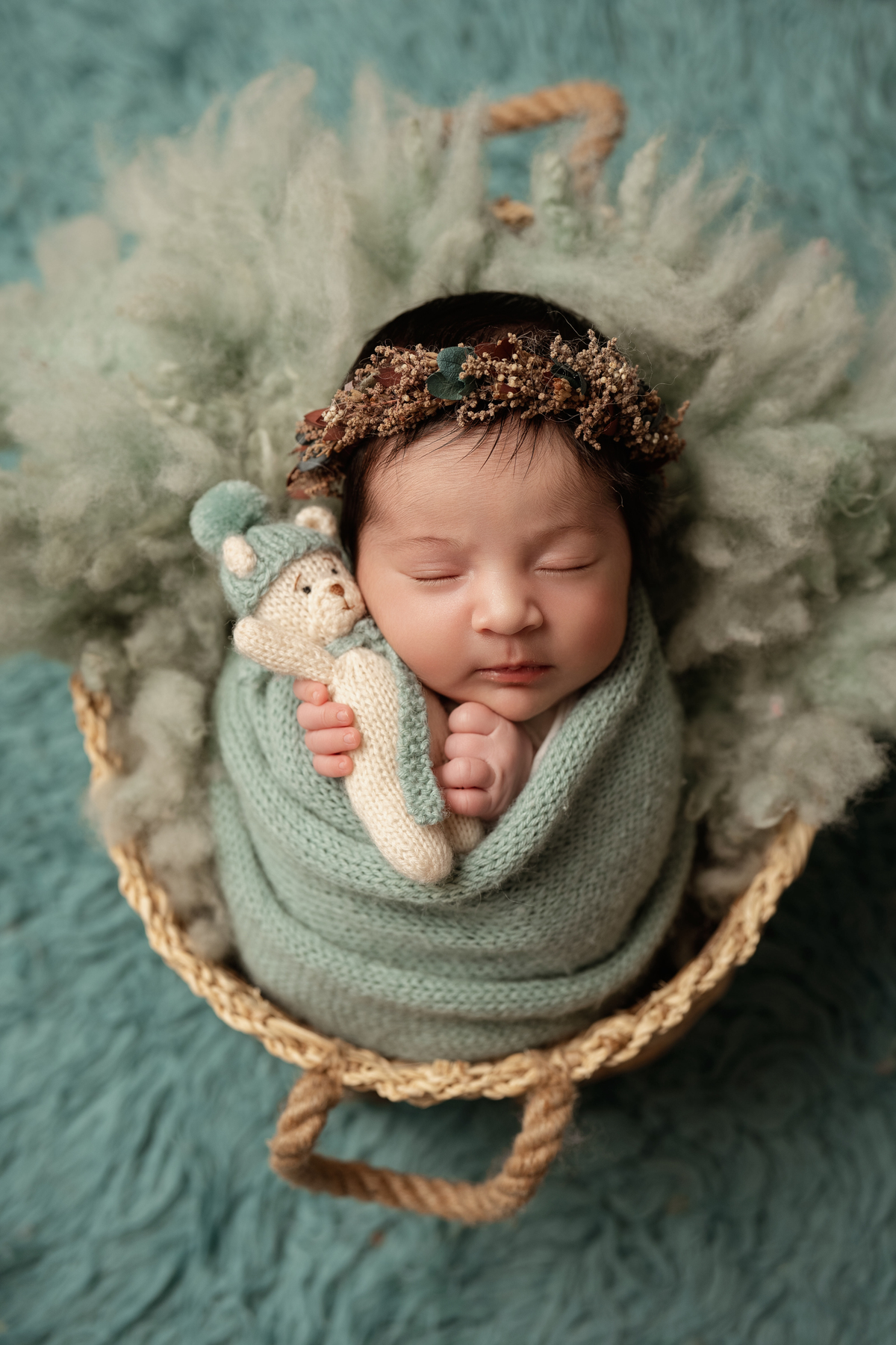 Sessão recém-nascido em Lisboa com tons naturais e delicados. Fotografia de bebé em estúdio com styling orgânico.