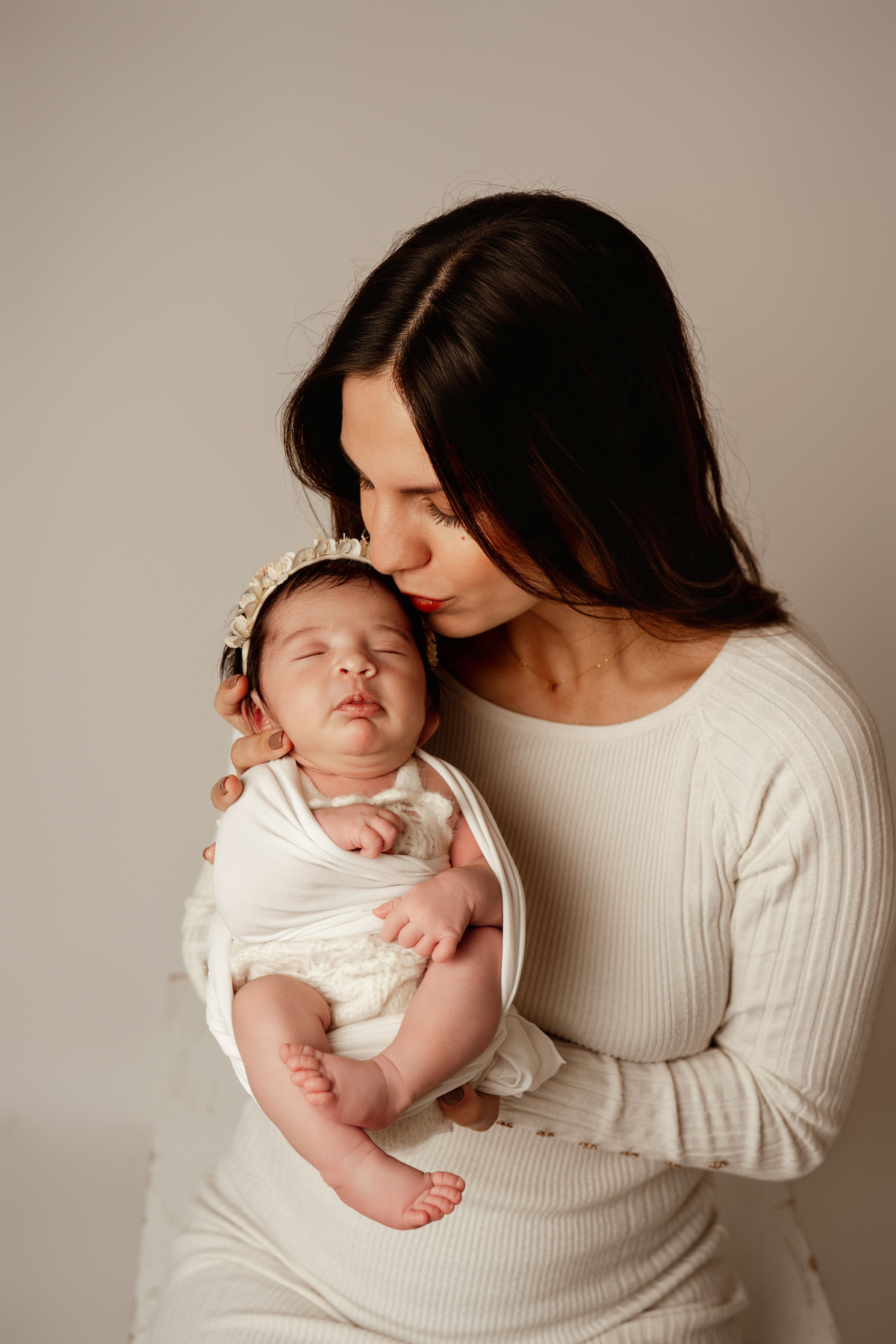 Fotografia de mãe e bebé em Lisboa. Momentos de ligação e carinho.