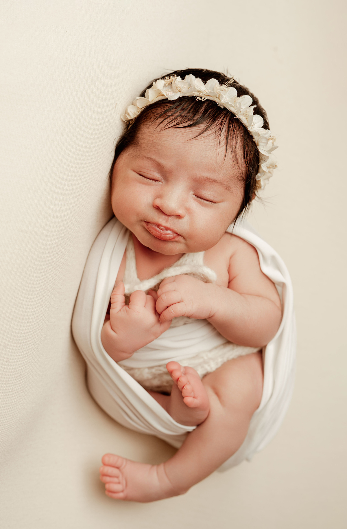 Sessão newborn em Lisboa com luz suave e estilo minimalista.