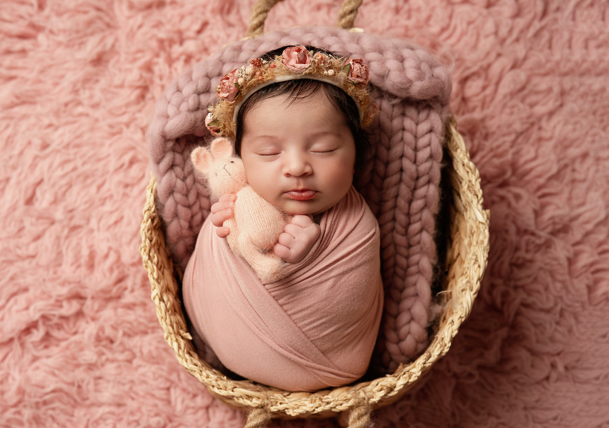 Fotografia newborn em Lisboa com foco na expressão e delicadeza do bebé.