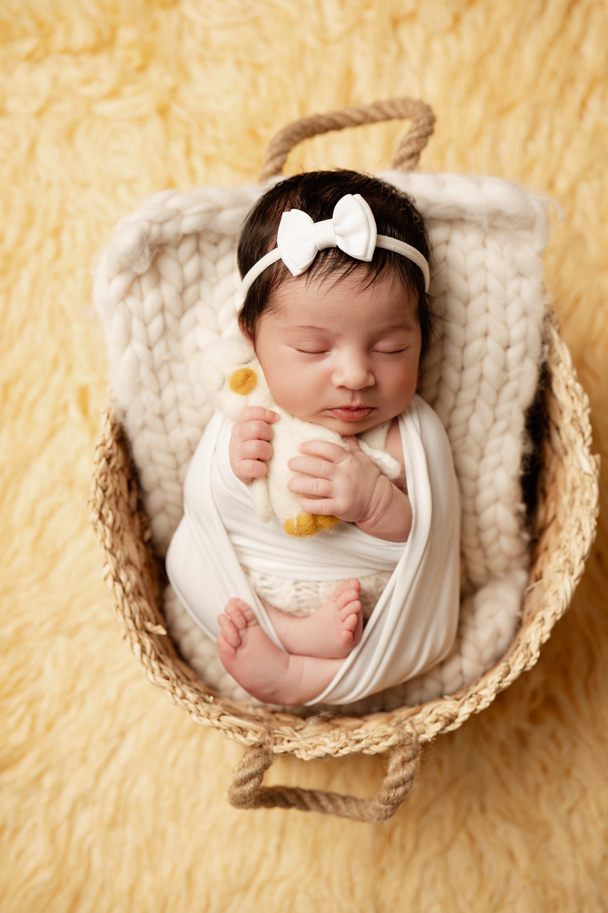 Sessão recém-nascido em Lisboa com tons quentes e iluminação suave.