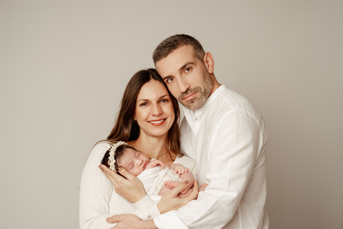 Fotografia de família com recém-nascido em Lisboa. Registo natural e intemporal.